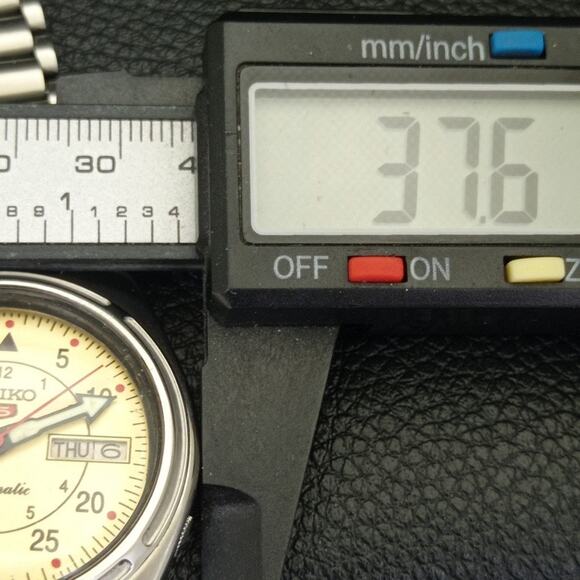 Vintage 1976 Seiko Automatic Mens Silver Watch W/daydate & Roman accents - Picture 7 of 10